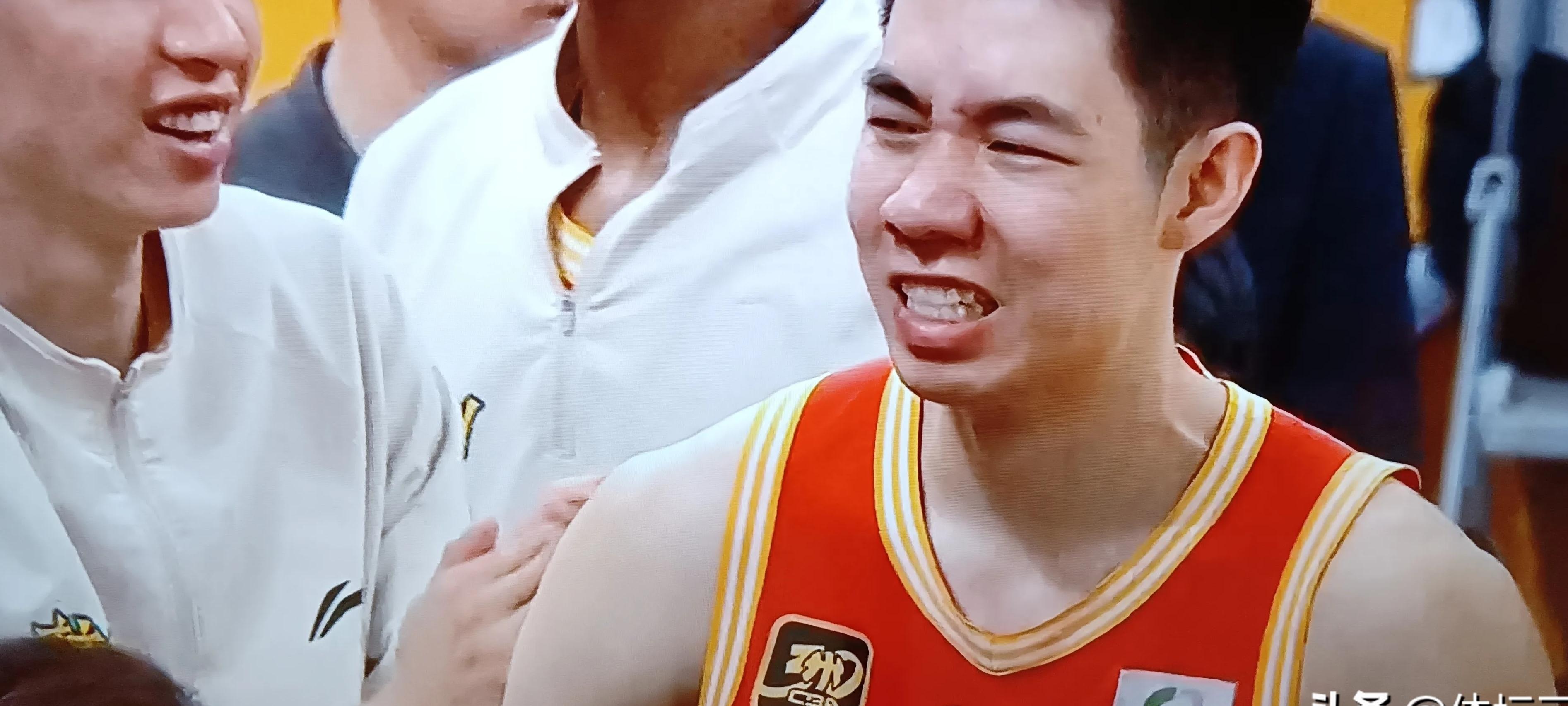 马刺力克青岛队,胡金秋惊艳四座 马刺力克青岛队,胡金秋惊艳四座